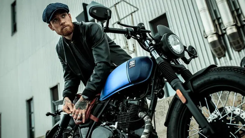 Brixton Rayburn 125. Un po' caf&eacute; racer, un po' bobber