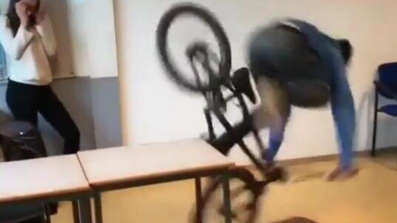 A scuola (in aula) con la bici: voleva fare il figo ma &egrave; andata malissimo [VIDEO]