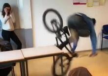 A scuola (in aula) con la bici: voleva fare il figo ma è andata malissimo [VIDEO]