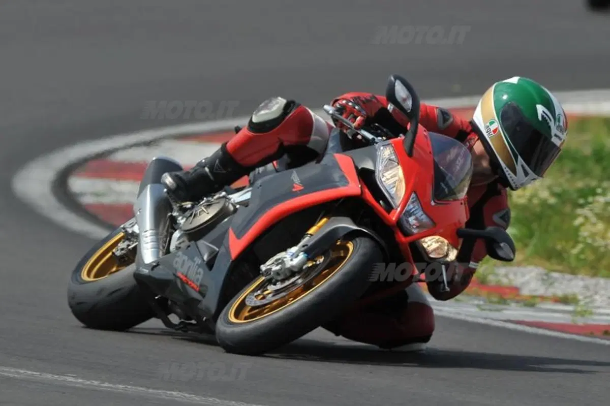 Aprilia RSV4 Factory ABS  (2)