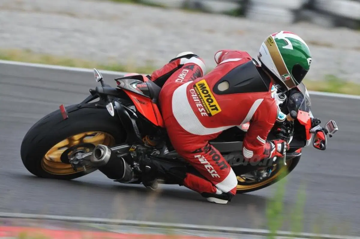 Aprilia RSV4 Factory ABS  (3)