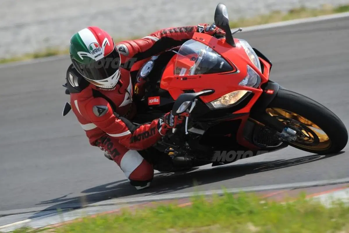 Aprilia RSV4 Factory ABS  (4)
