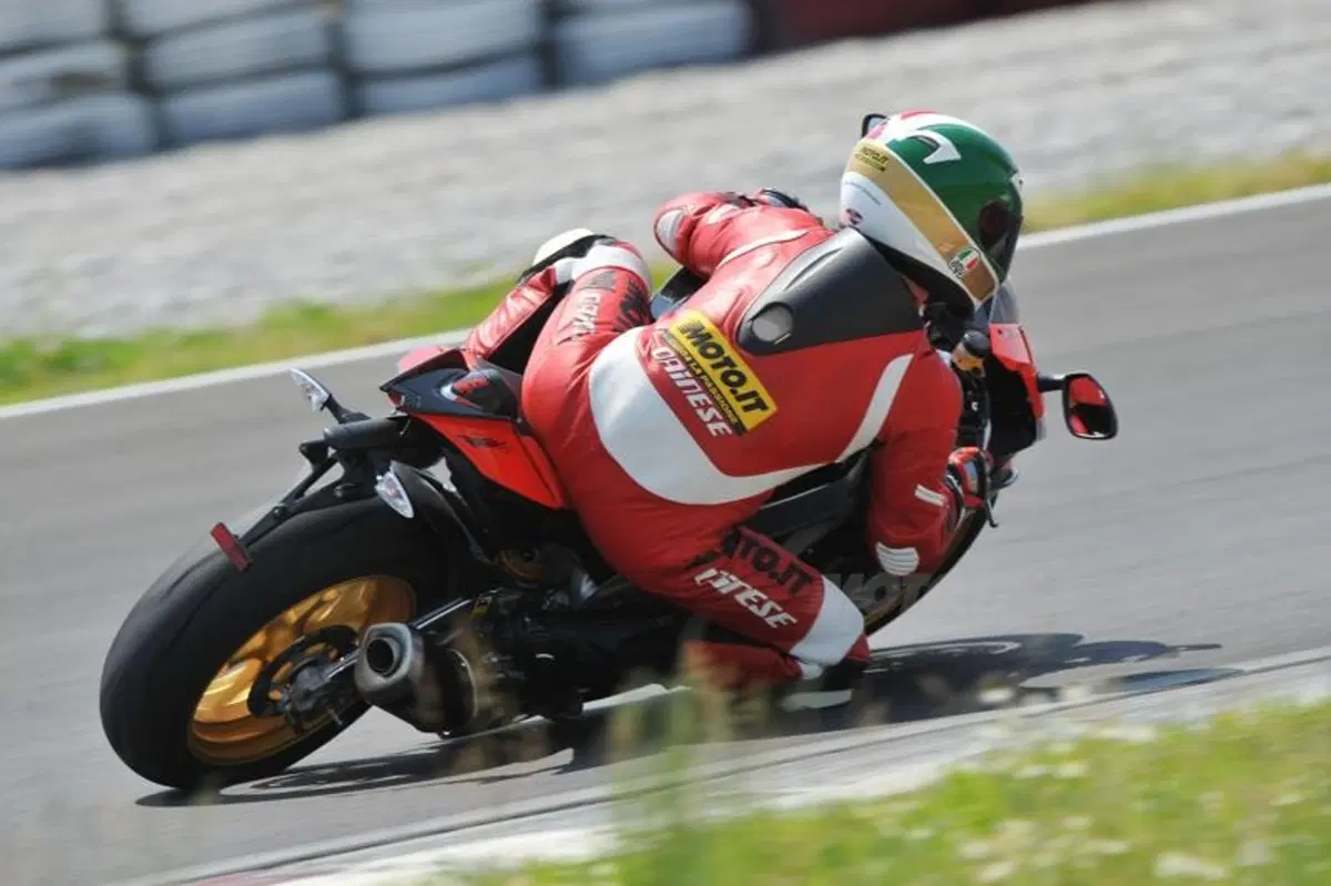 Aprilia RSV4 Factory ABS  (5)
