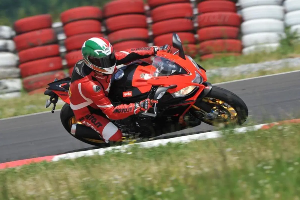 Aprilia RSV4 Factory ABS  (6)