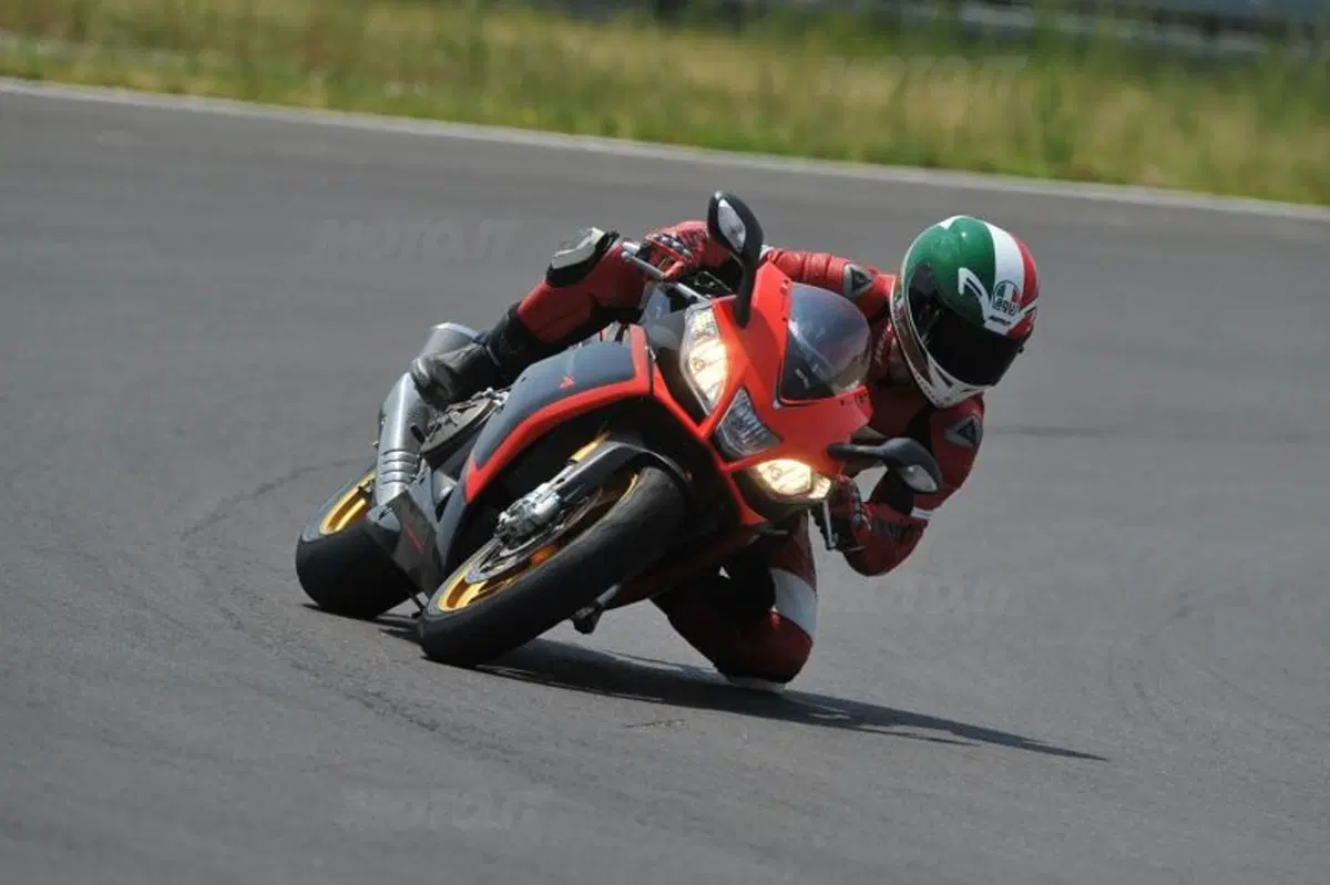 Aprilia RSV4 Factory ABS  (7)