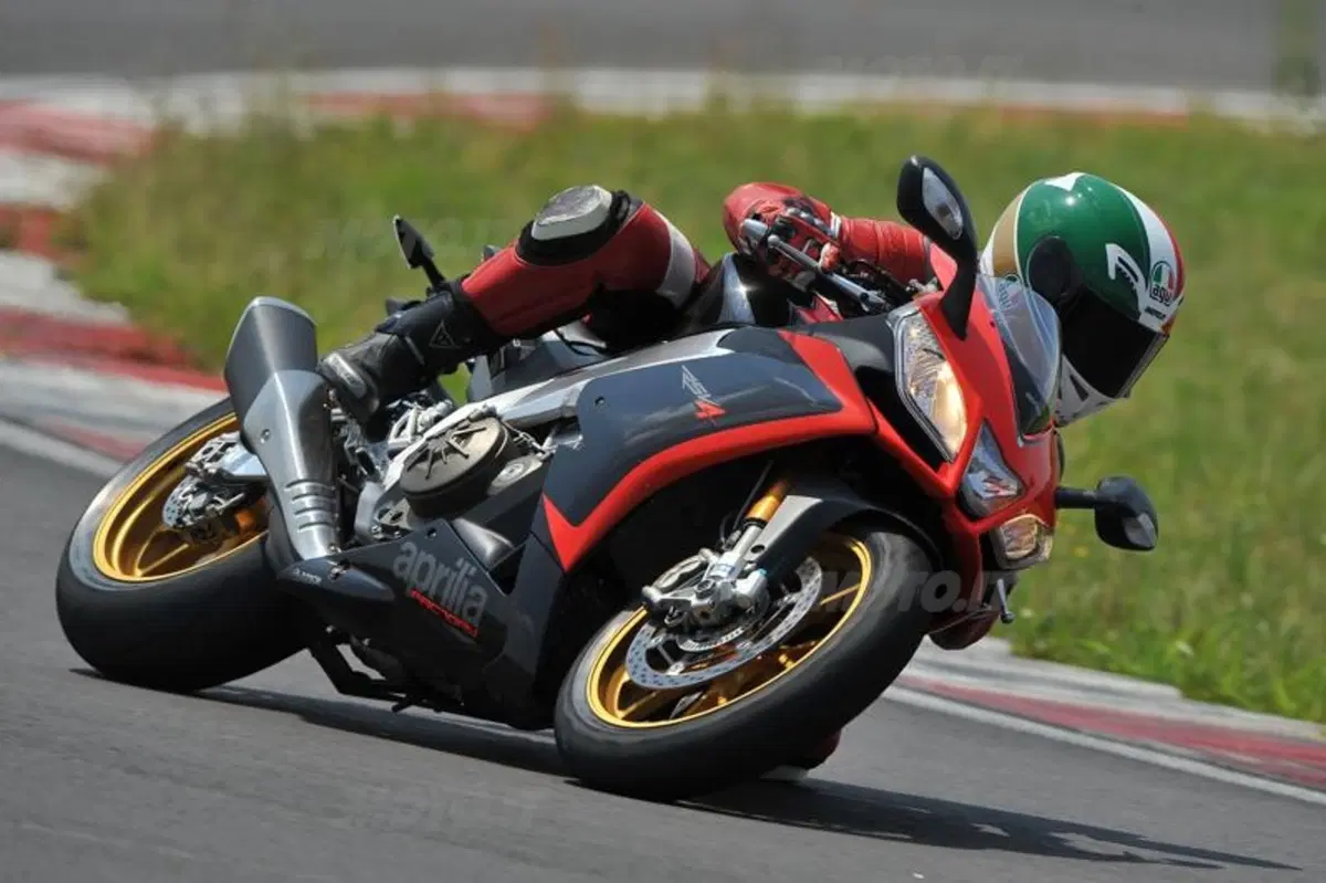 Aprilia RSV4 Factory ABS  (8)