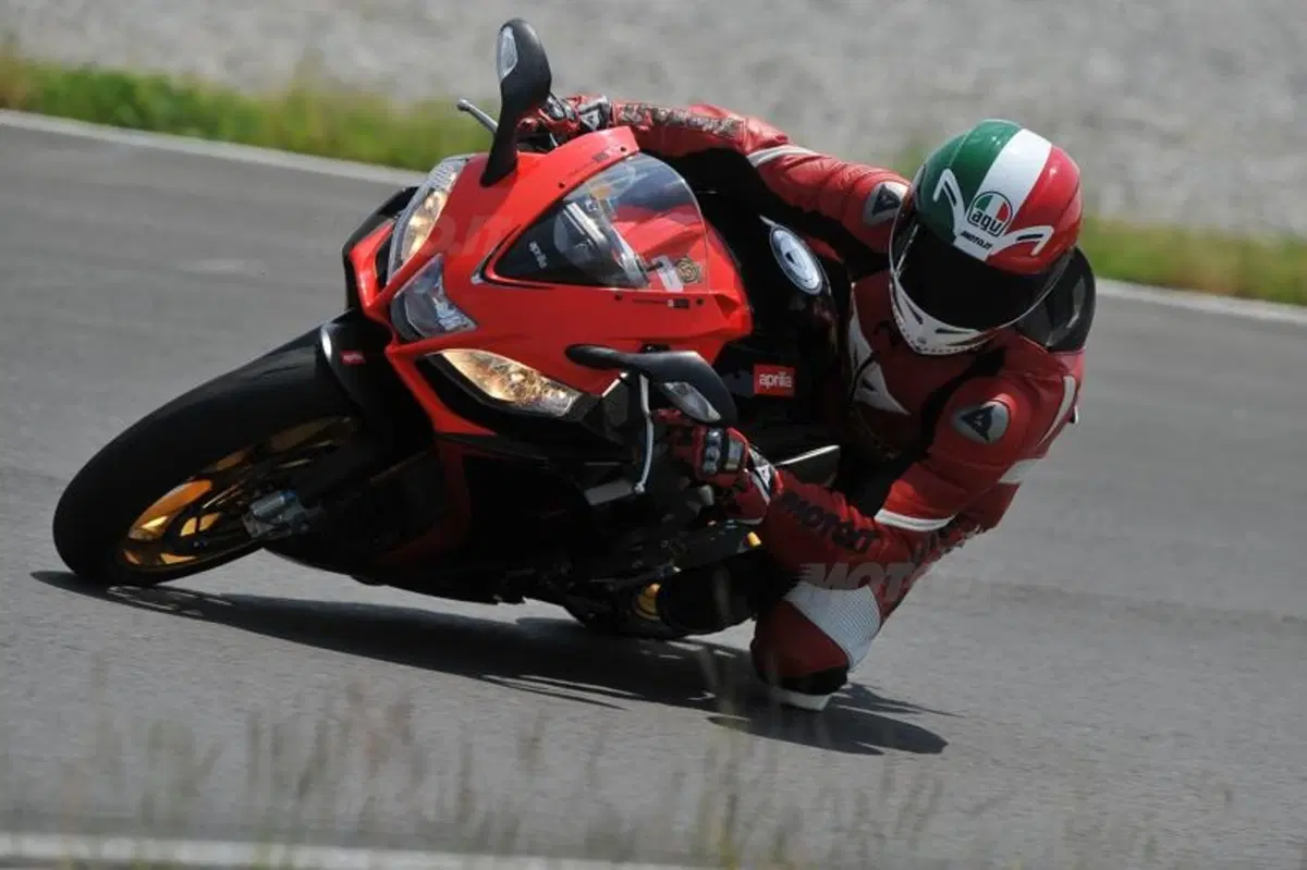 Aprilia RSV4 Factory ABS  (9)