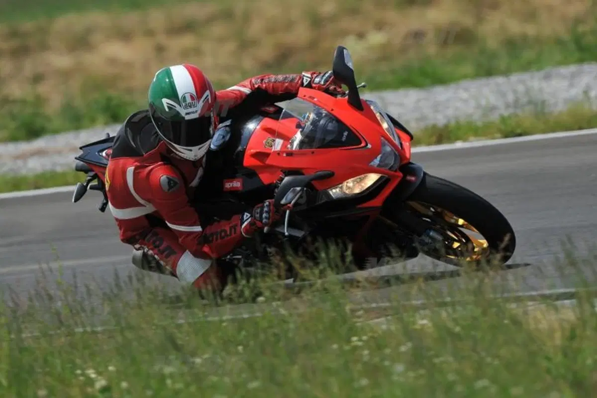 Aprilia RSV4 Factory ABS  (10)