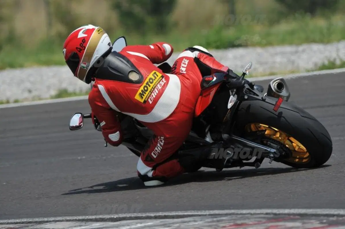 Aprilia RSV4 Factory ABS  (11)