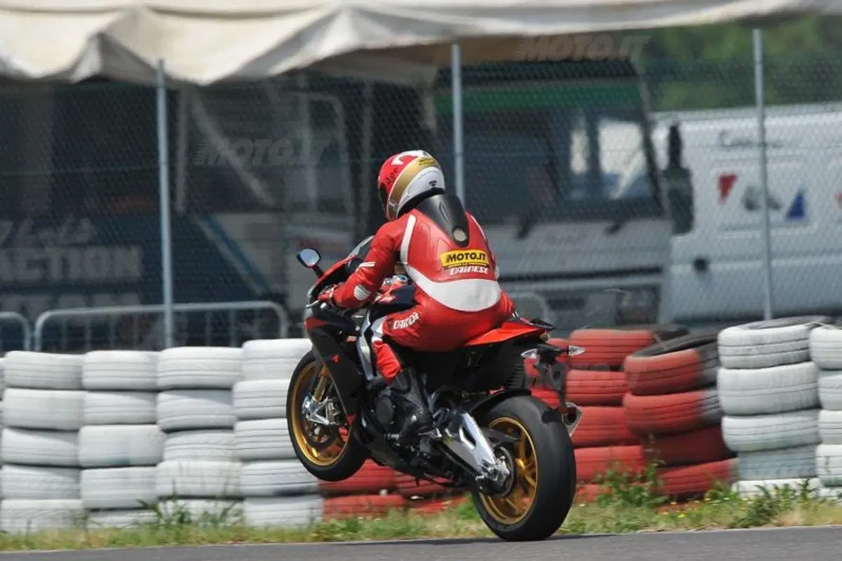Aprilia RSV4 Factory ABS  (12)
