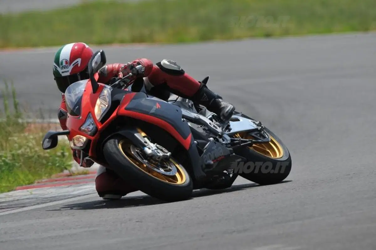 Aprilia RSV4 Factory ABS  (13)