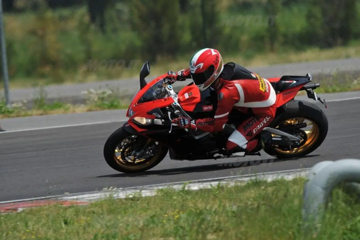 Aprilia RSV4 Factory ABS  (14)