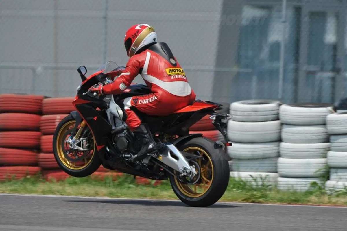 Aprilia RSV4 Factory ABS  (15)