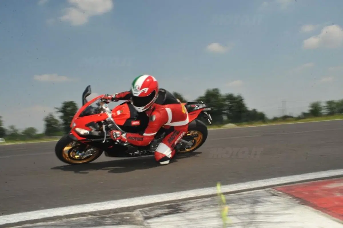 Aprilia RSV4 Factory ABS  (16)