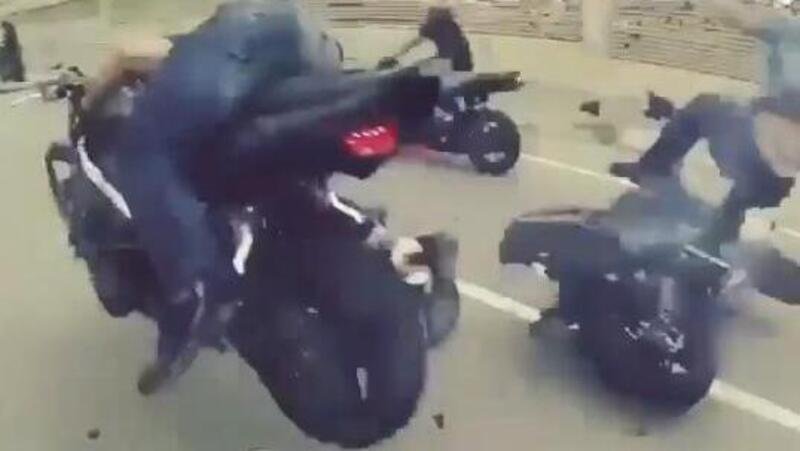Moto crash: distrarsi mentre si &egrave; in gruppo pu&ograve; essere molto pericoloso [VIDEO]
