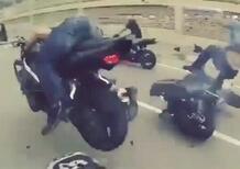 Moto crash: distrarsi mentre si è in gruppo può essere molto pericoloso [VIDEO]