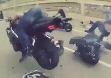 Moto crash: distrarsi mentre si è in gruppo può essere molto pericoloso [VIDEO]