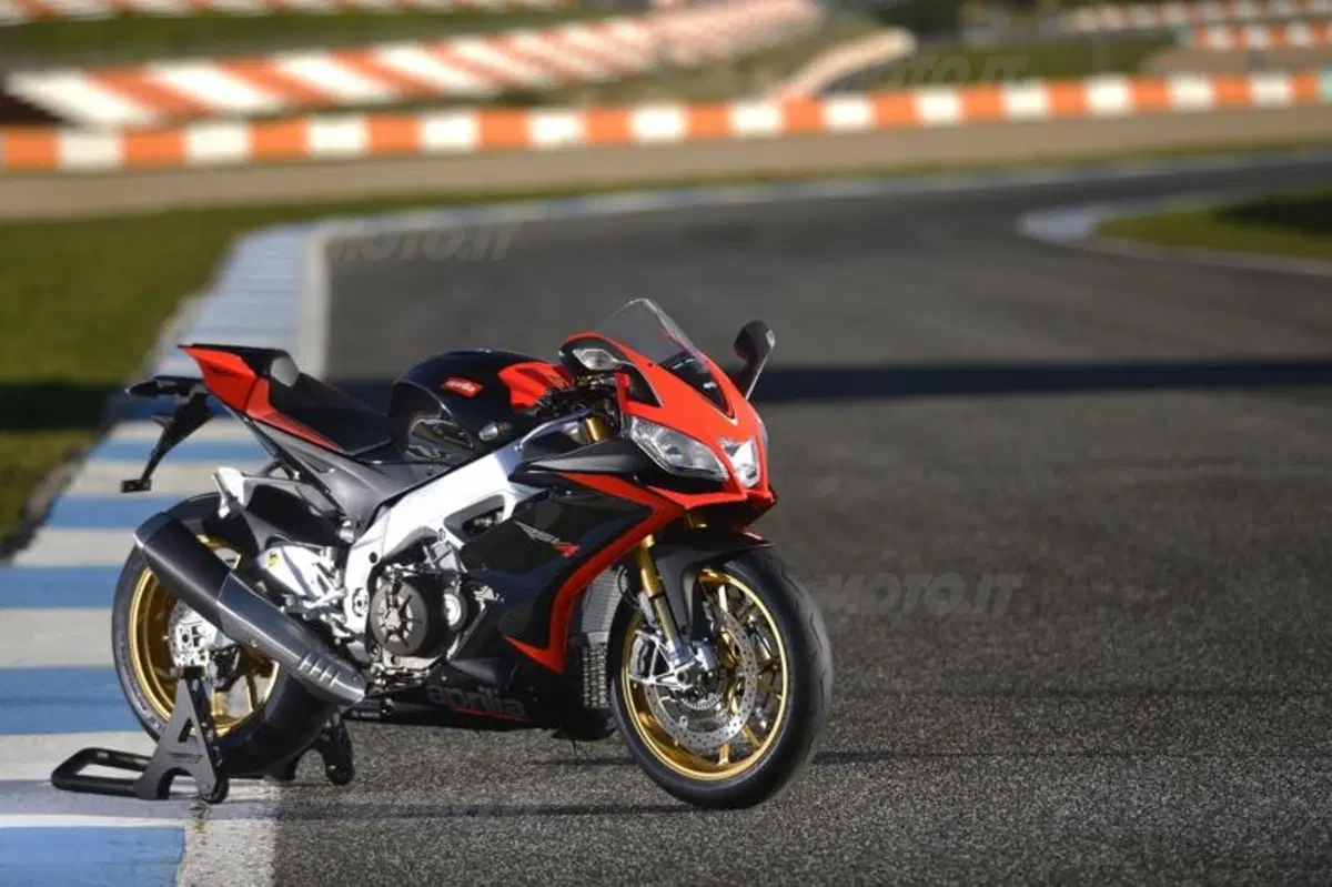 Aprilia RSV4 Factory ABS  (18)