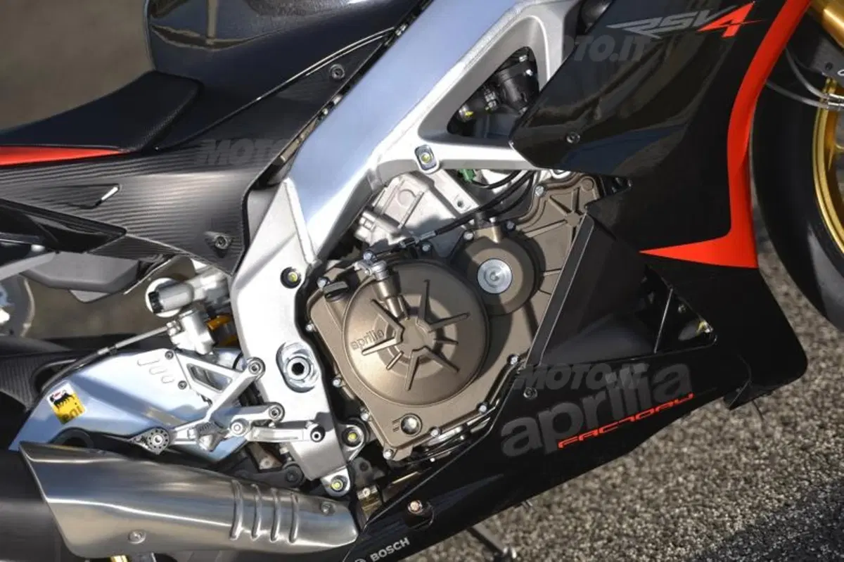 Aprilia RSV4 Factory ABS  (22)