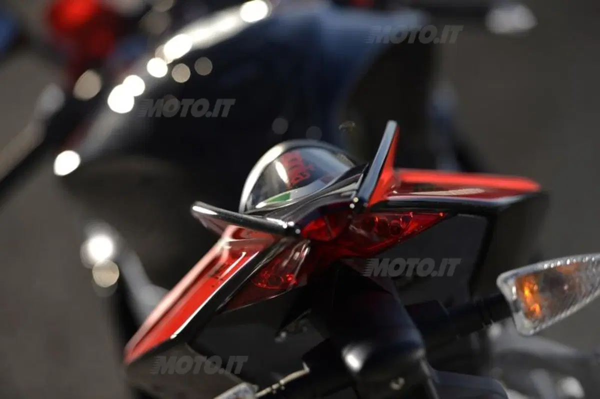 Aprilia RSV4 Factory ABS  (25)