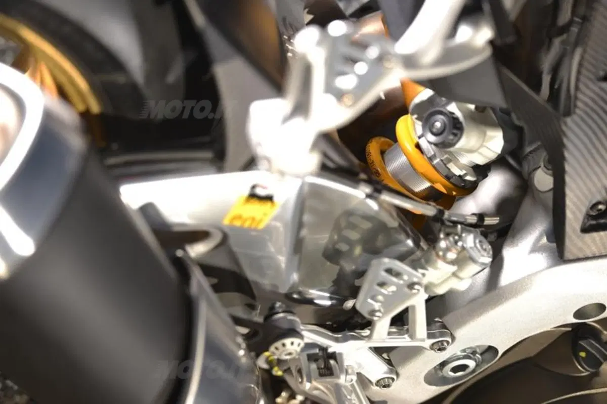 Aprilia RSV4 Factory ABS  (28)