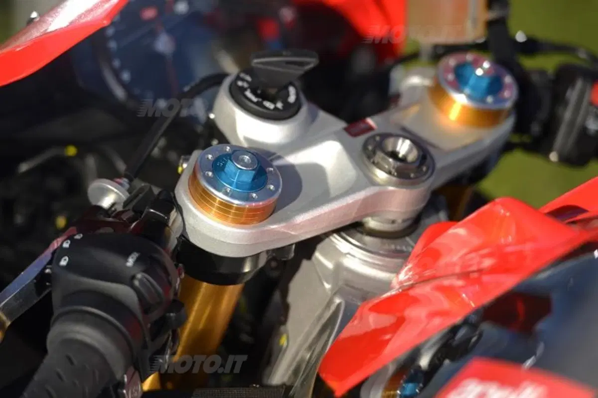 Aprilia RSV4 Factory ABS  (31)