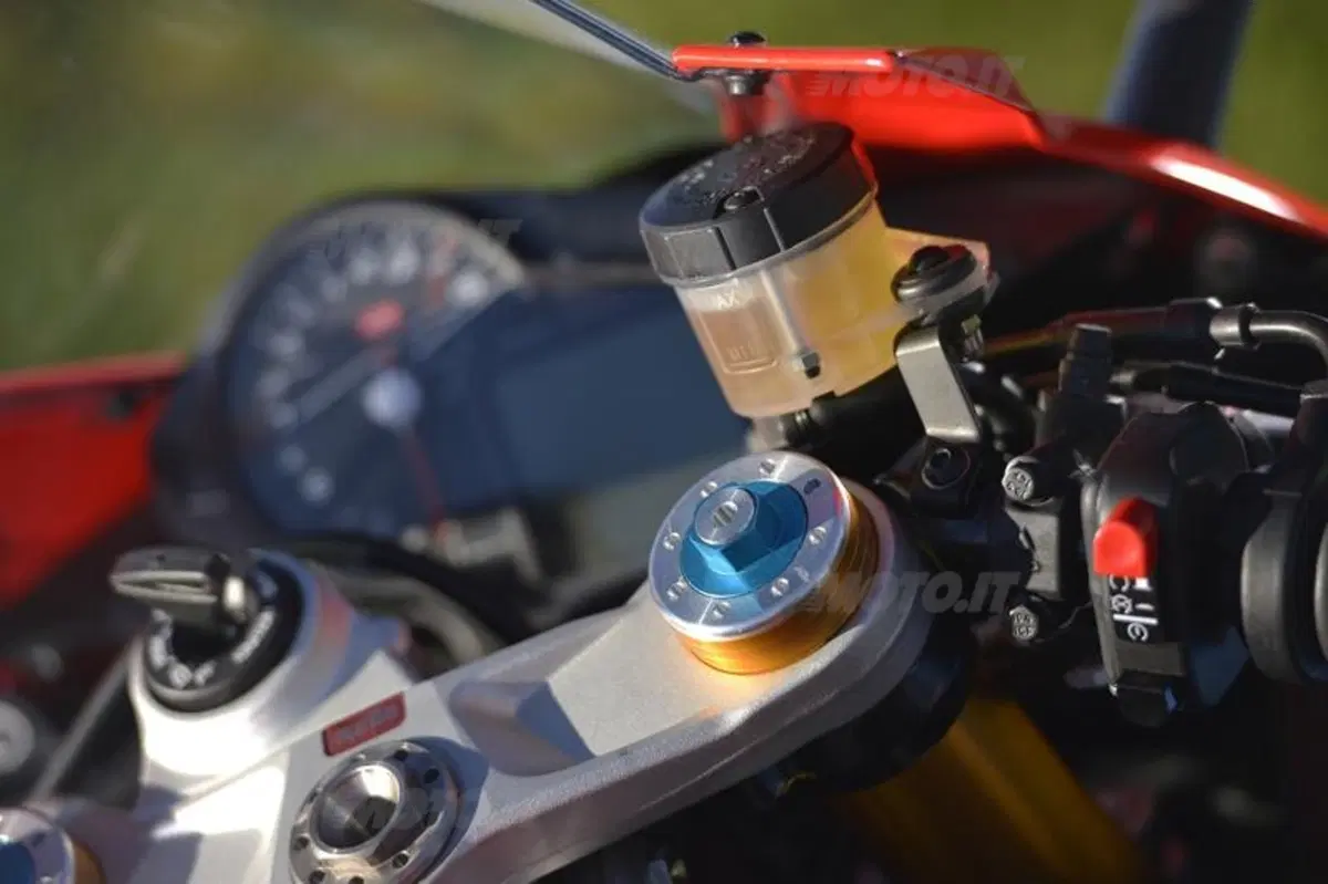 Aprilia RSV4 Factory ABS  (32)