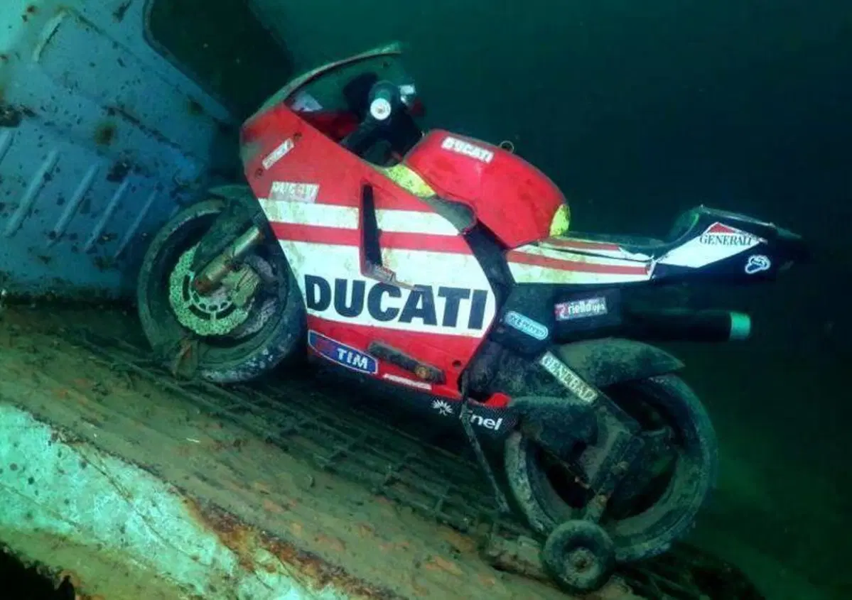 Como: trovate due minimoto nel Lago, ma &egrave; un'installazione artistica