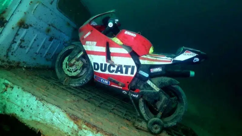 Como: trovate due minimoto nel Lago, ma &egrave; un'installazione artistica