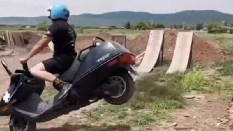 Scooter fun: l&rsquo;Honda CN250 non sar&agrave; il re dell&rsquo;estetica, ma sa anche volare [VIDEO]