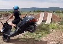 Scooter fun: l’Honda CN250 non sarà il re dell’estetica, ma sa anche volare [VIDEO]