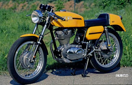 Nella seconda serie dei Desmo, prodotta nel 1973 e nel 1974, il portatarga era incorporato nel codino e la verniciatura era giallo-ocra. Il faro era del tipo “corto” e interamente cromato