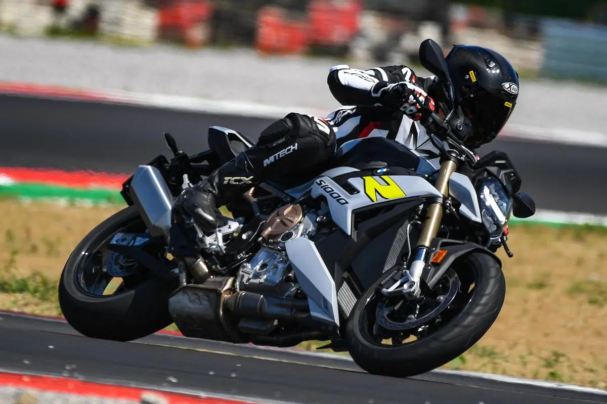 BMW S1000R 2021 TEST: è migliorata. Forse troppo? (3)