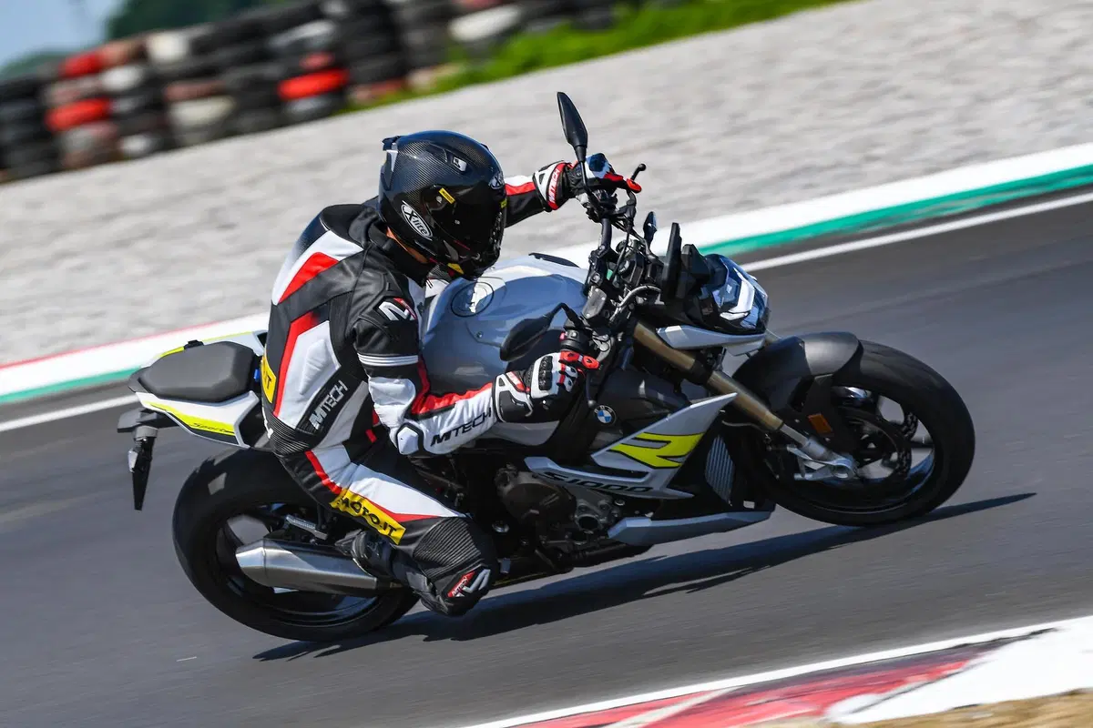 BMW S1000R 2021 TEST: è migliorata. Forse troppo?