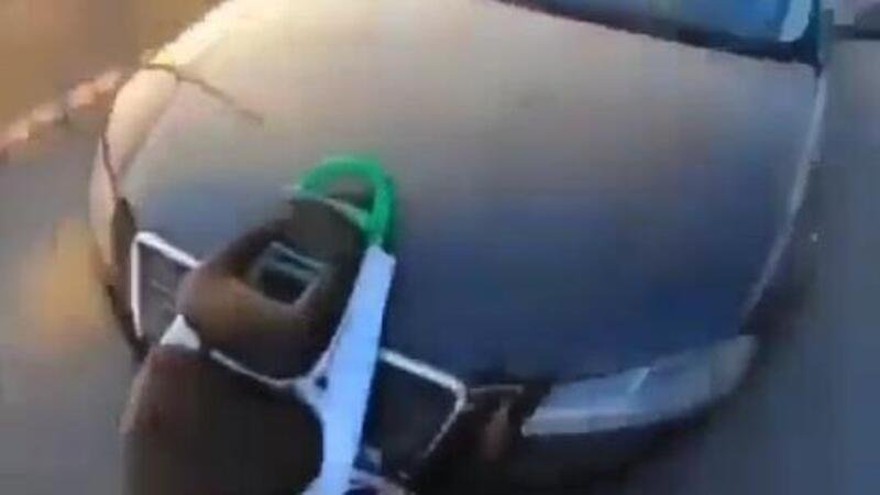 Auto vs moto: tamponato e schiaffeggiato dalla signora con l&rsquo;Audi [VIDEO]