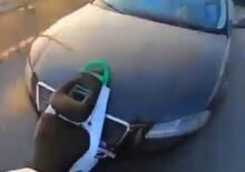 Auto vs moto: tamponato e schiaffeggiato dalla signora con l’Audi [VIDEO]