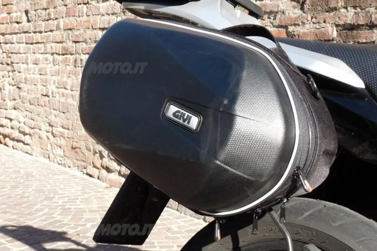 GIVI: borse 3D600 Easylock, 3D603 Tanklock e XS305 (2)