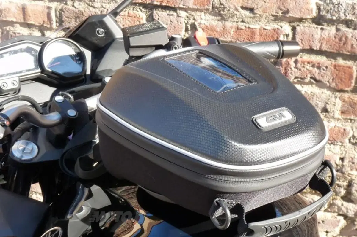 GIVI: borse 3D600 Easylock, 3D603 Tanklock e XS305 (9)