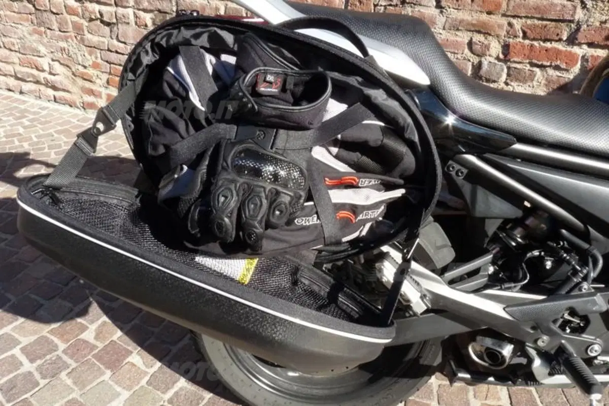 GIVI: borse 3D600 Easylock, 3D603 Tanklock e XS305 (17)