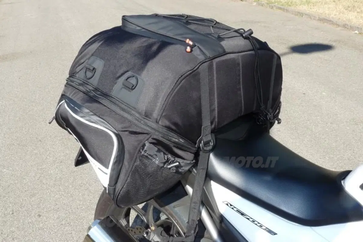 GIVI: borse 3D600 Easylock, 3D603 Tanklock e XS305 (20)
