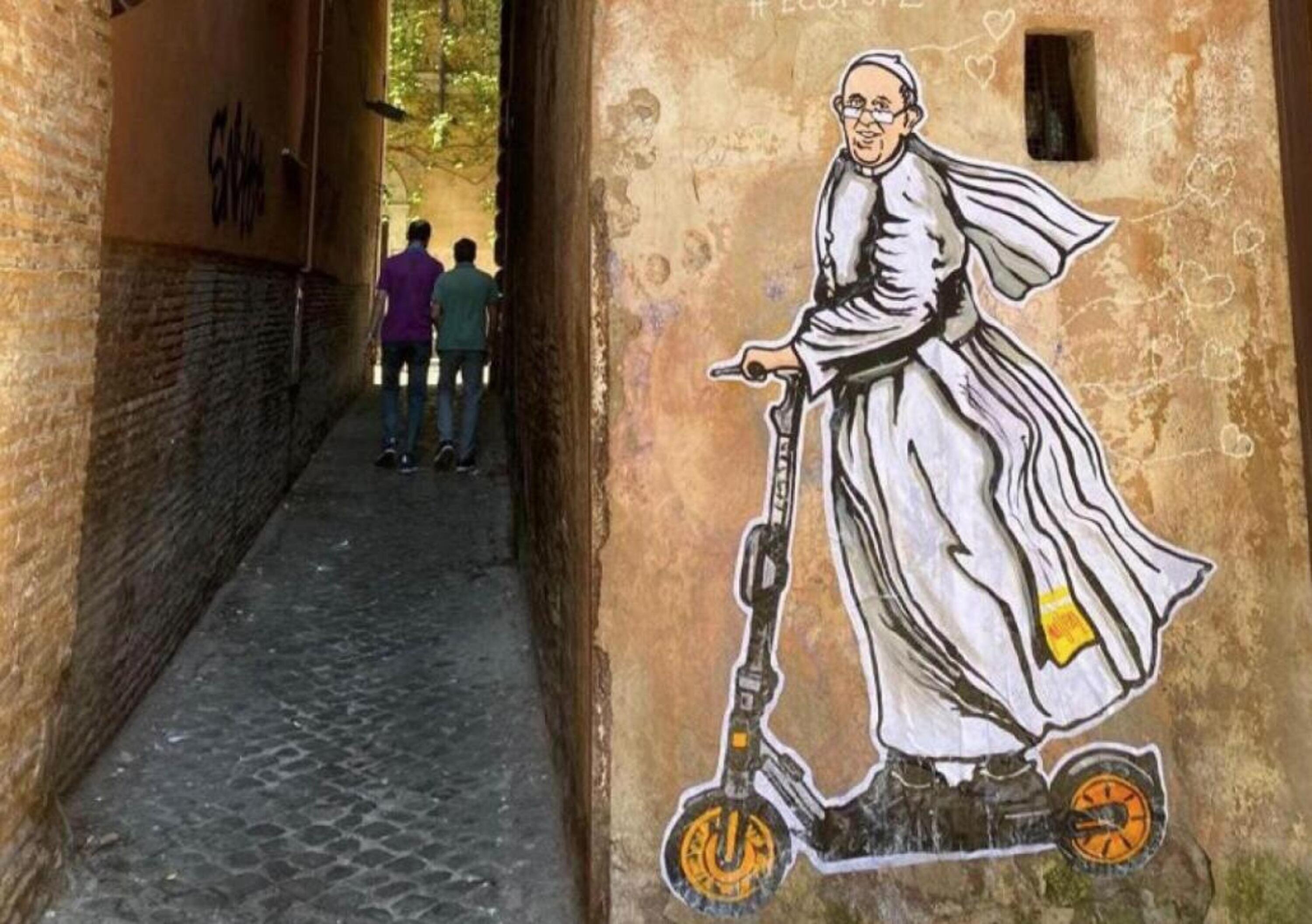 Il Papa in monopattino elettrico... sui muri di Roma
