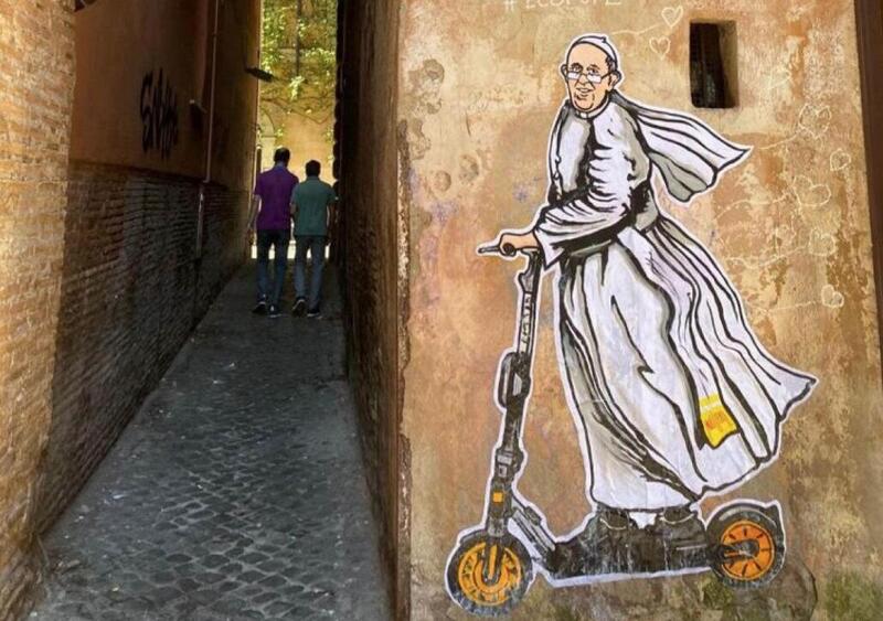 Il Papa in monopattino elettrico... sui muri di Roma