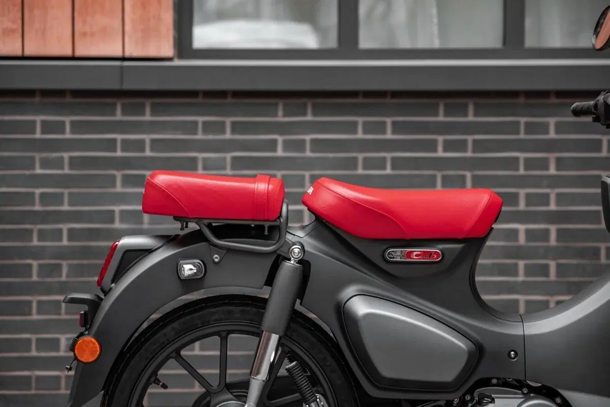 Honda Super Cub C125. Sella doppia ed Euro 5 per il 2021 (13)