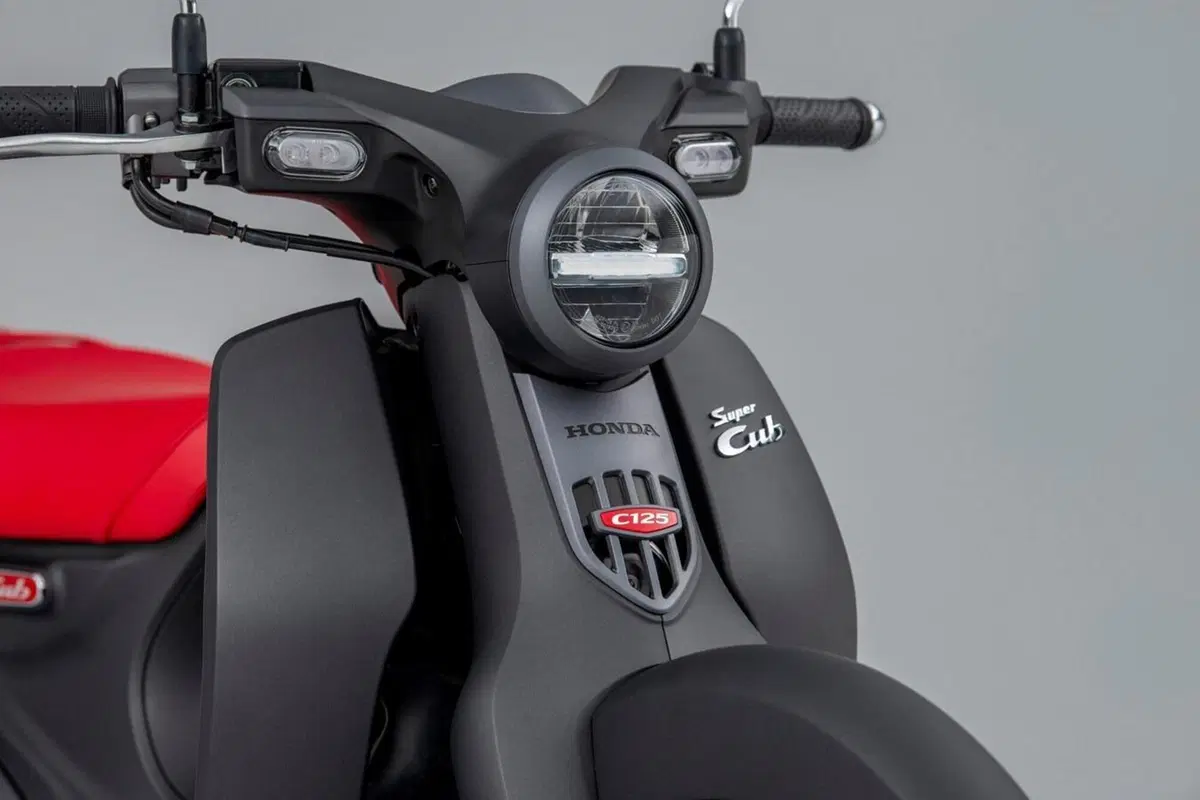 Honda Super Cub C125. Sella doppia ed Euro 5 per il 2021 (12)
