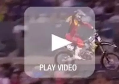 Supercross: esulta all'ultimo giro e cade