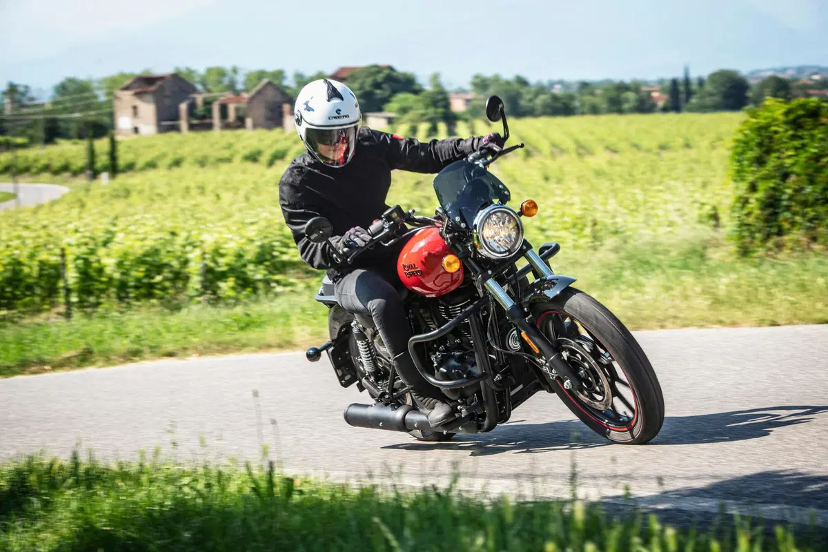 Royal Enfield Meteor 350 TEST: ritorno alla sostanza