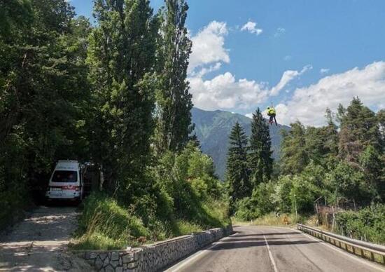 Cles, non si ferma in moto all'alt della polizia e cade durante l'inseguimento