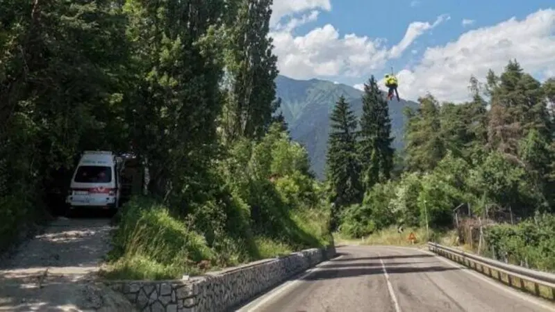 Cles, non si ferma in moto all'alt della polizia e cade durante l'inseguimento