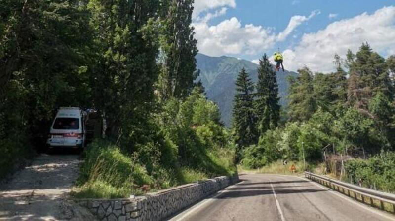 Cles, non si ferma in moto all&#039;alt della polizia e cade durante l&#039;inseguimento