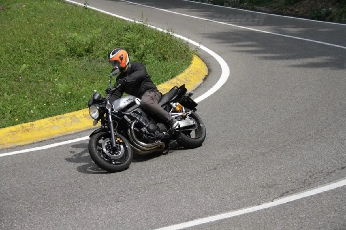 Yamaha XJR1300 2013 (2)